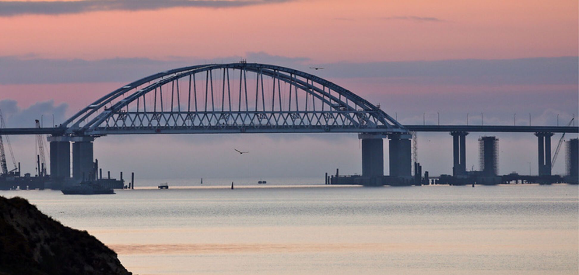 Як облуплена фарба: з'явилися фото Кримського мосту з космосу