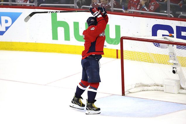 Лучший хоккеист России 'слетел с катушек' и сломал клюшку на матче в США