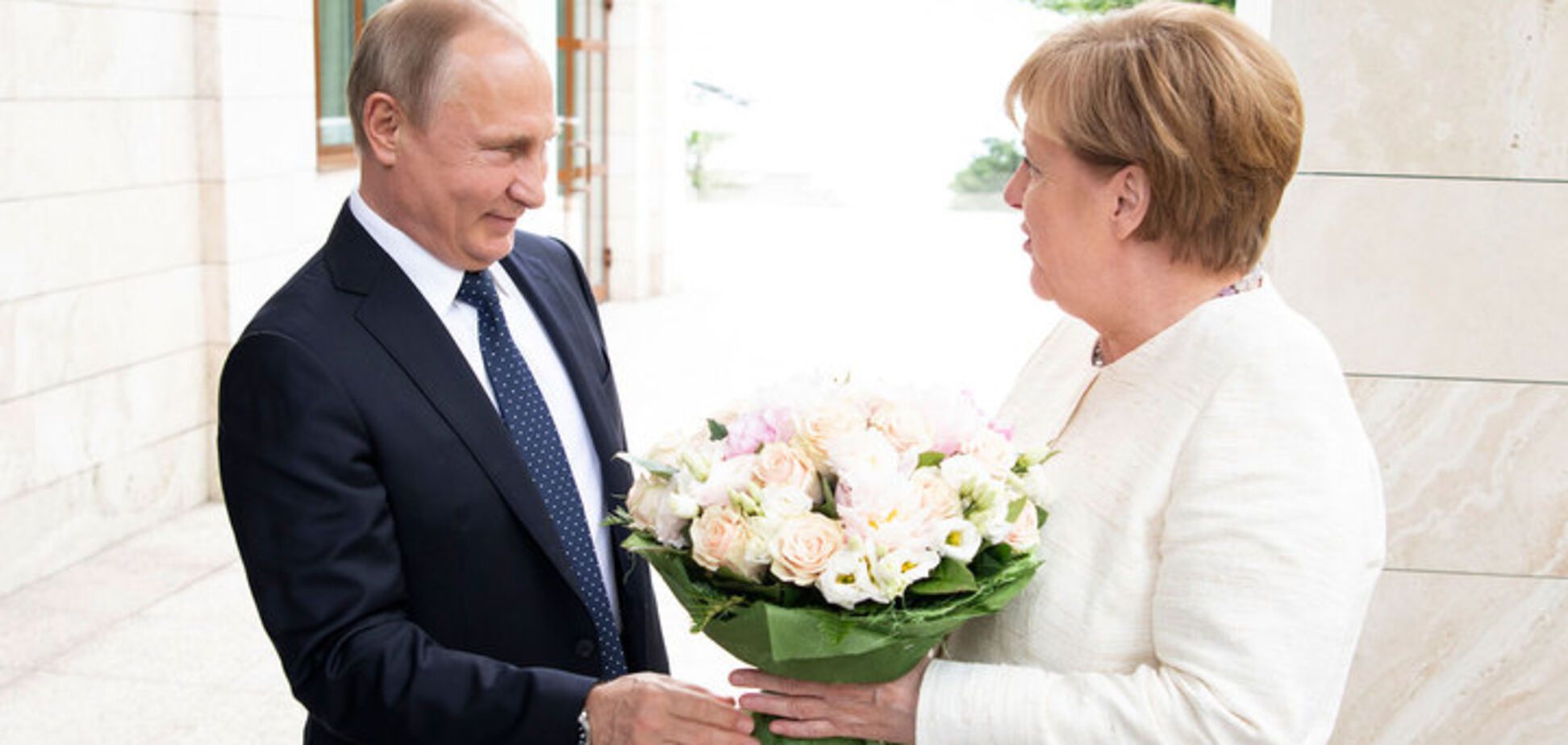 Сурков сидел в первом ряду вместе с Лавровым