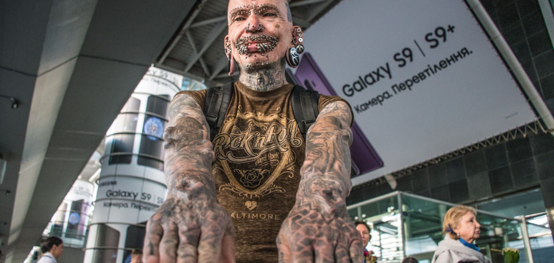 Люди оборачивались: в Киеве 'засветился' самый пирсингованный человек в мире