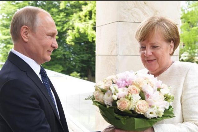 'Ой, какие цветочки!' Меркель встретилась с Путиным и заговорила по-русски