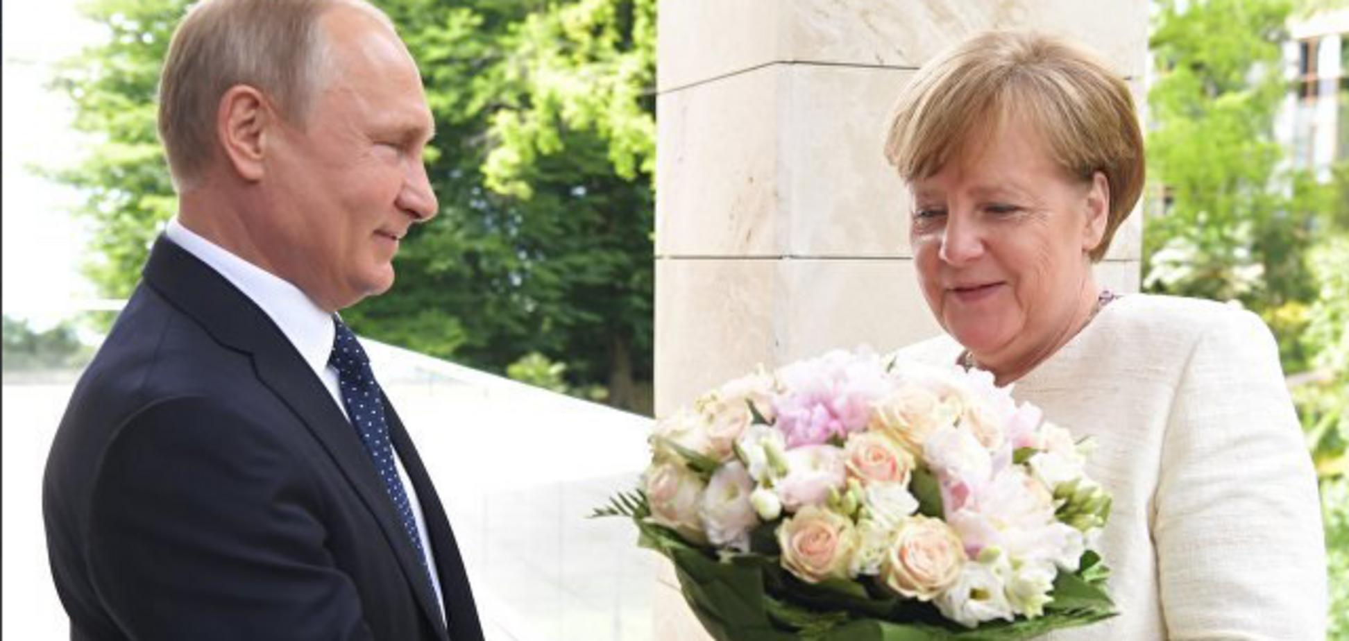 'Ой, какие цветочки!' Меркель встретилась с Путиным и заговорила по-русски