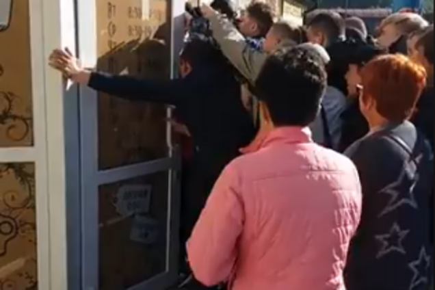 Як в Європі і Америці: на Львівщині штурмом брали секонд-хенд