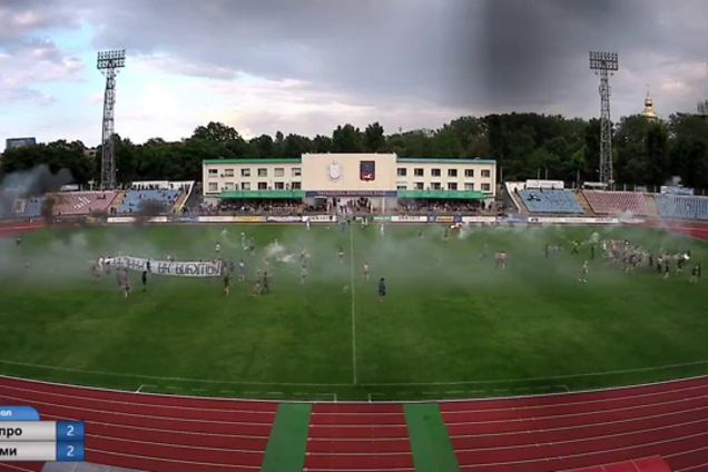 Фанати влаштували безлади і зірвали футбольний матч в Черкасах