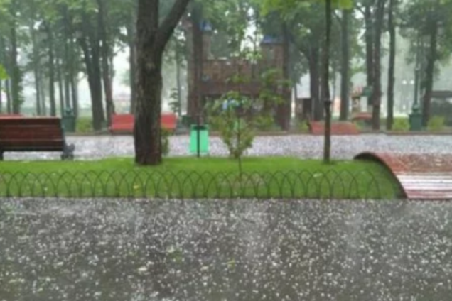 На Харьков обрушилась стихия: город 'утонул' после ливня с градом