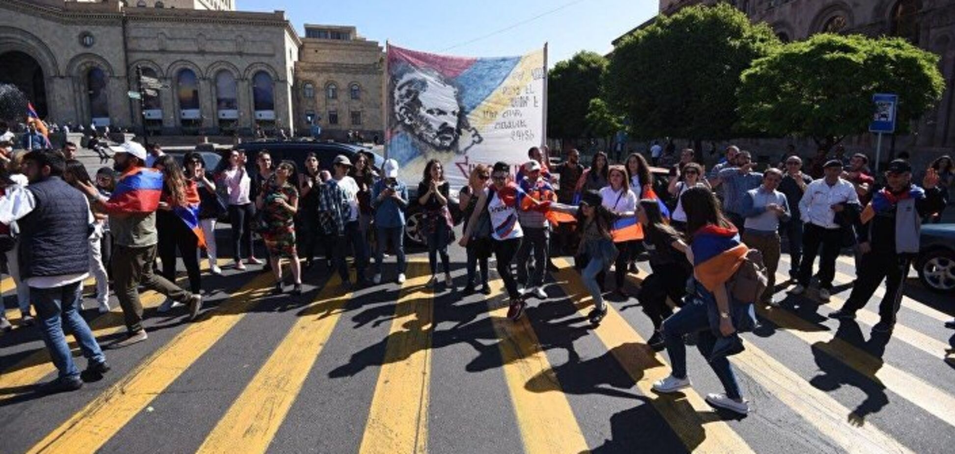 Протестувальники заблокували Єреван: що відбувається у Вірменії