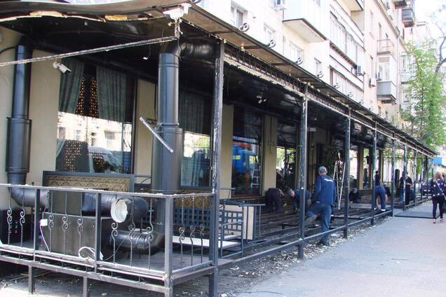 В центре Киева снесли незаконную террасу ресторана