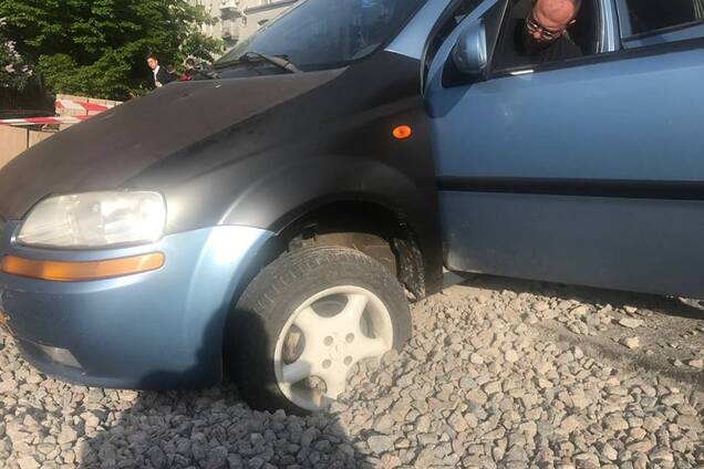 В Киеве авто провалилось в яму на проезжей части: появились фото