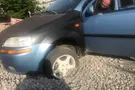 В Киеве авто провалилось в яму на проезжей части: появились фото