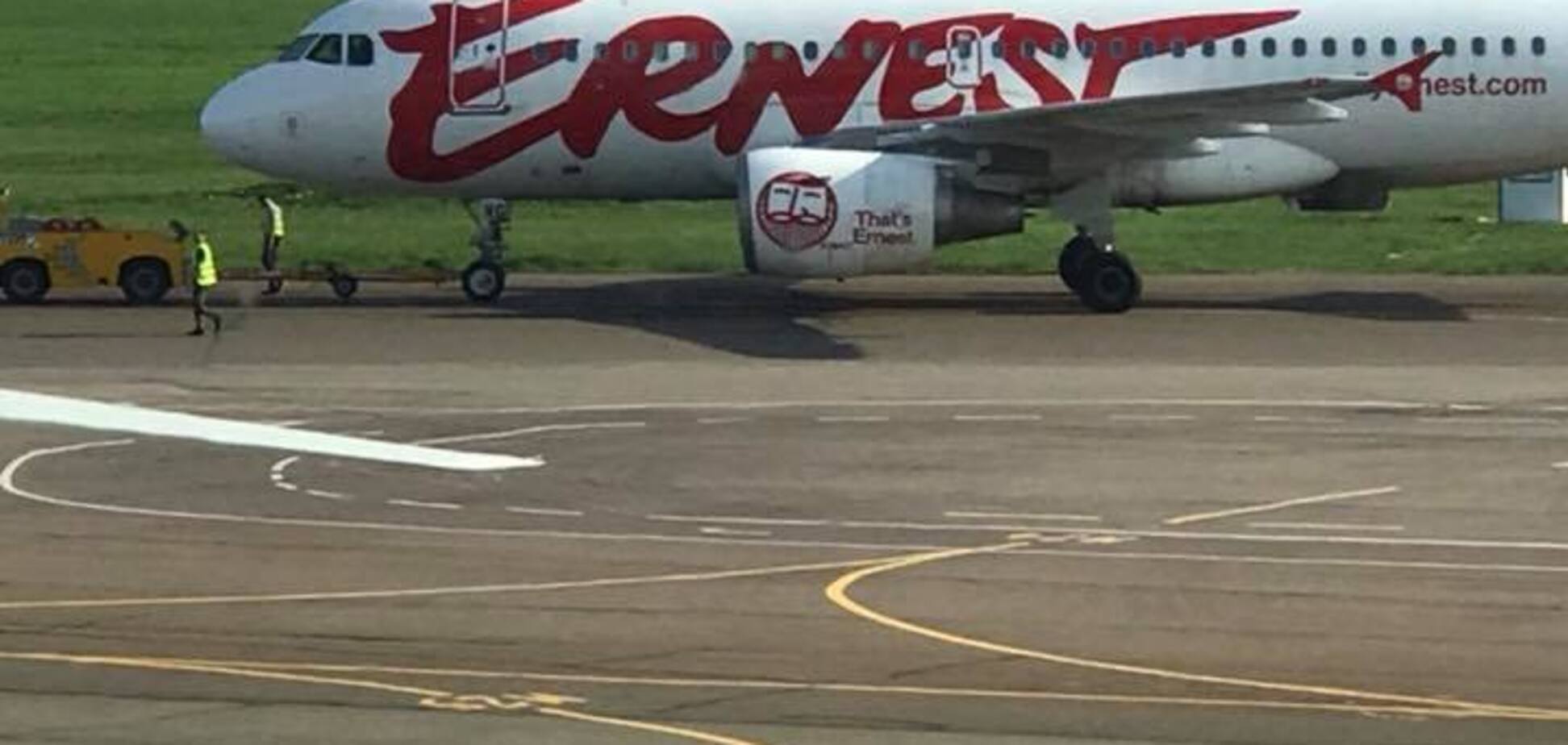 ЧП в аэропорту 'Жуляны': грузчики въехали в самолет 'Киев-Неаполь'