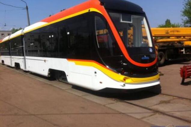 З кондиціонером і Wi-Fi: у Києві випробували новий трамвай