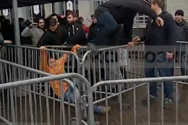 В России болельщики подрались за билеты на ЧМ-2018: опубликовано видео