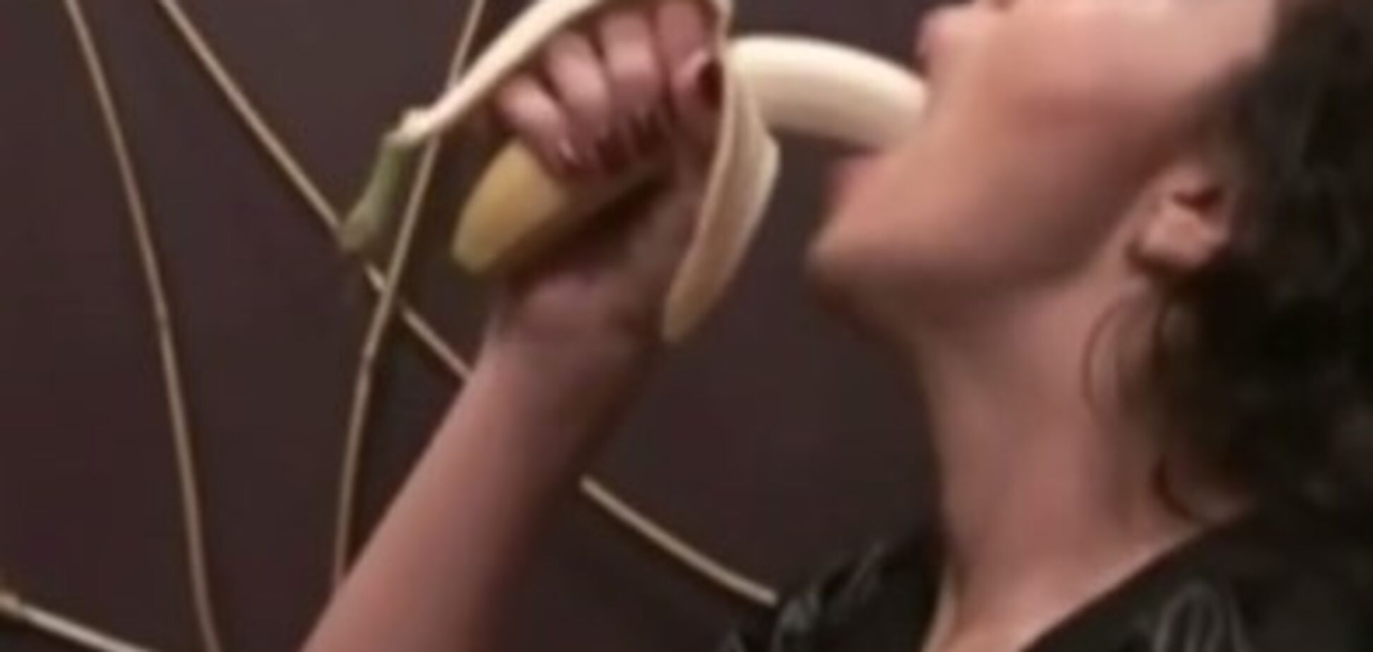 'Как я попала в шоубиз?' Каменских раскритиковали за пошлое видео с бананом