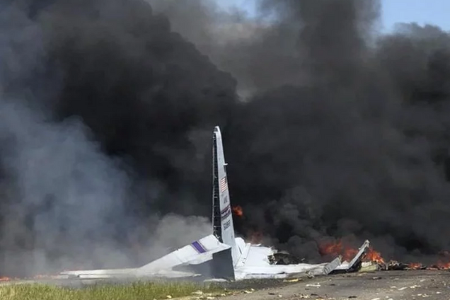В США военный самолет рухнул на оживленную автомагистраль: есть жертвы