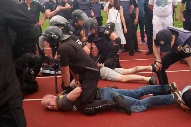 'Азовца', не подавшего руку Порошенко, задержали за беспорядки на футболе