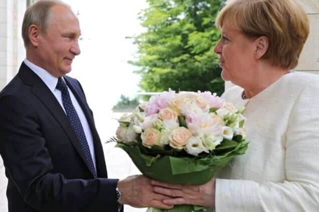  Зачем Путин подарил Меркель белые розы: СМИ заметили оскорбительный намек