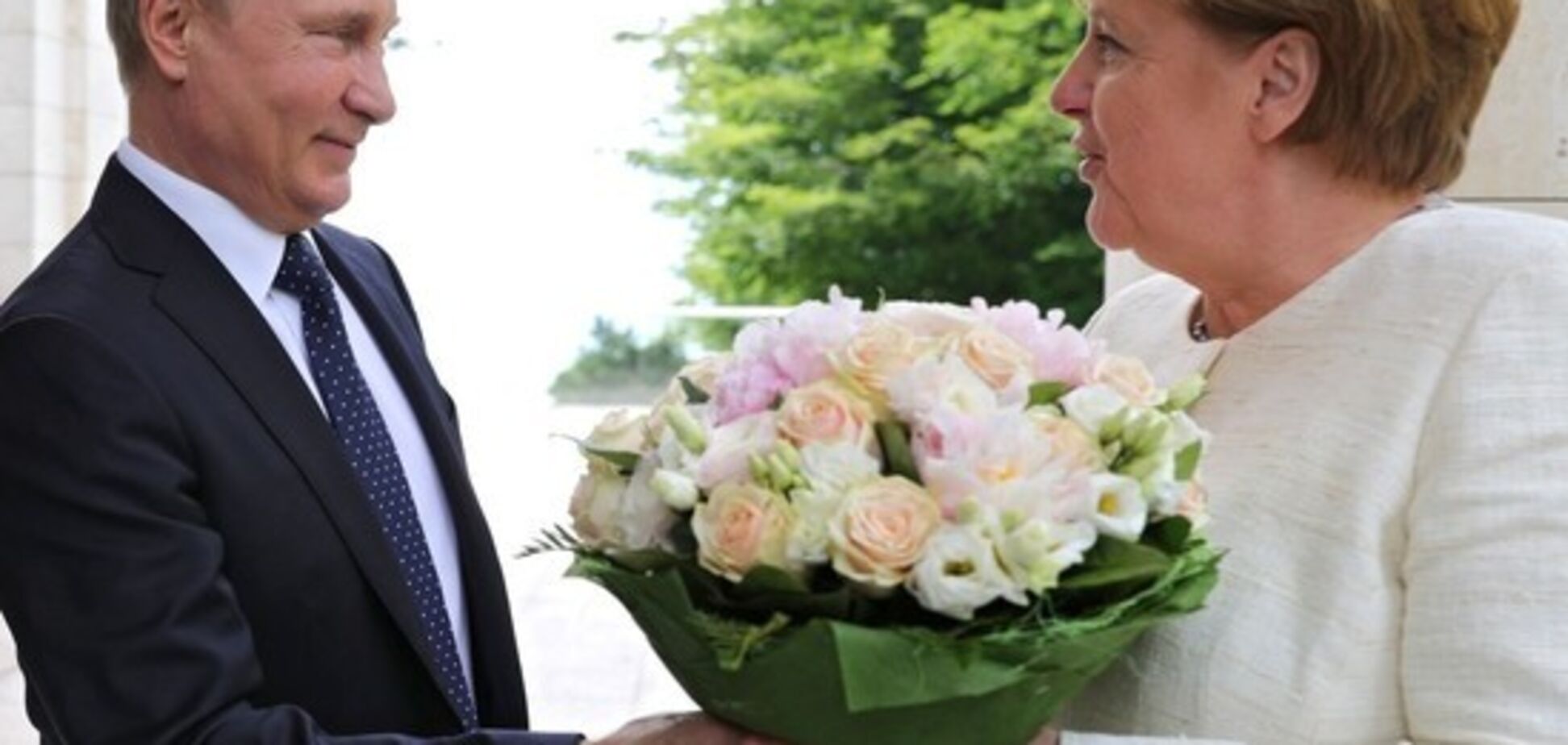 Навіщо Путін подарував Меркель білі троянди