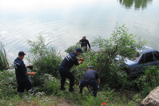 Жахливе ДТП під Кропивницьким: автомобіль злетів з моста в річку