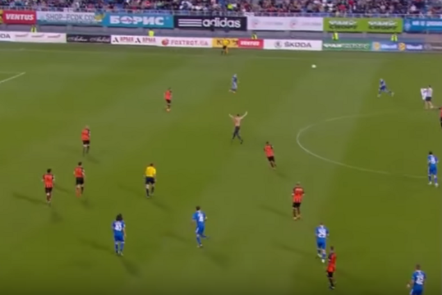 Ракицький отримав 'копняка' від вболівальника