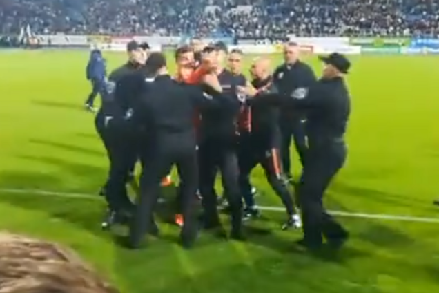 Футболист 'Шахтера' бросился в драку с фанатом 'Динамо': опубликовано видео