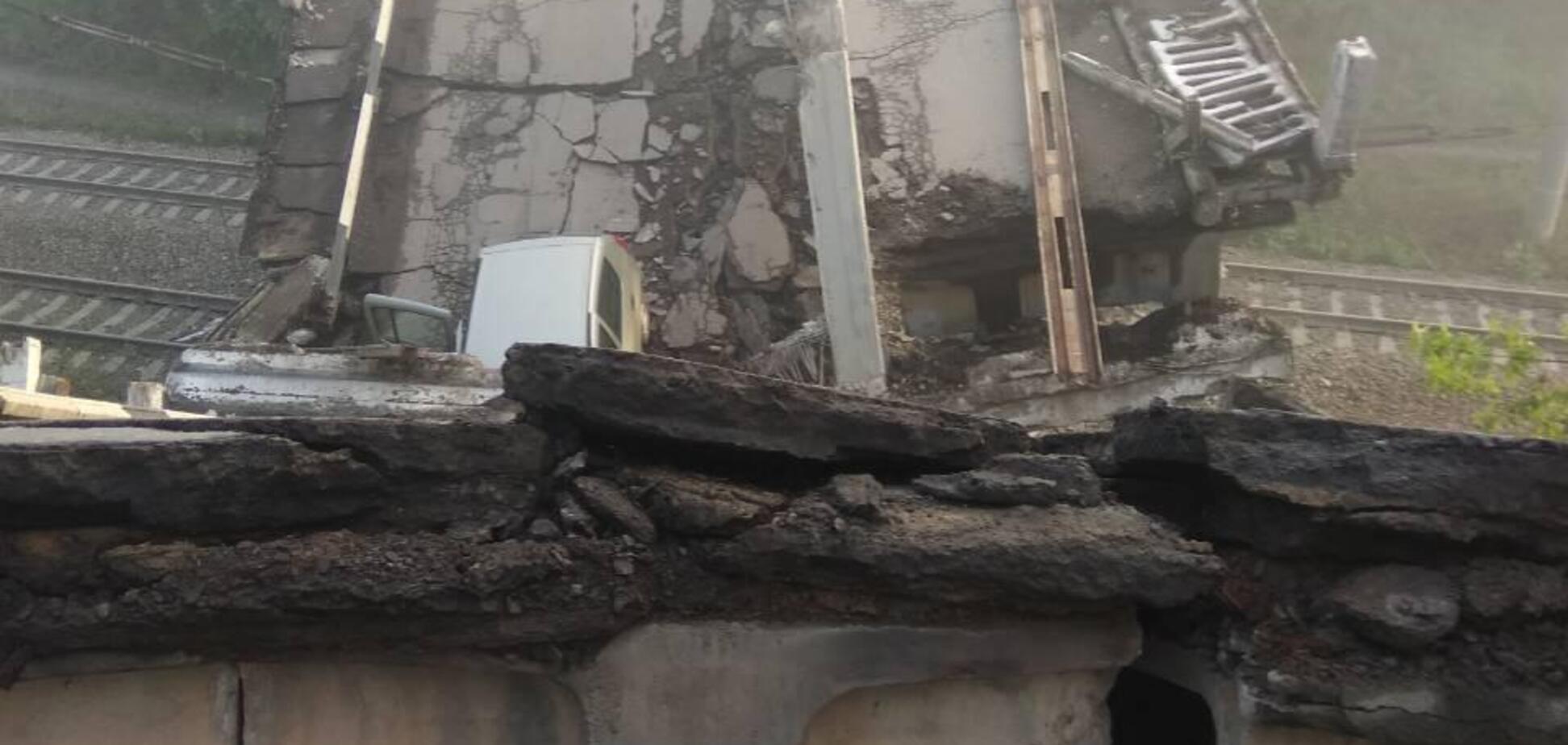 Дороги немає: терористи підірвали міст на Луганщині