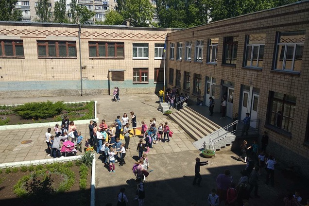 Невідома речовина в школі: в Миколаєві евакуювали 400 учнів, 36 - в лікарні