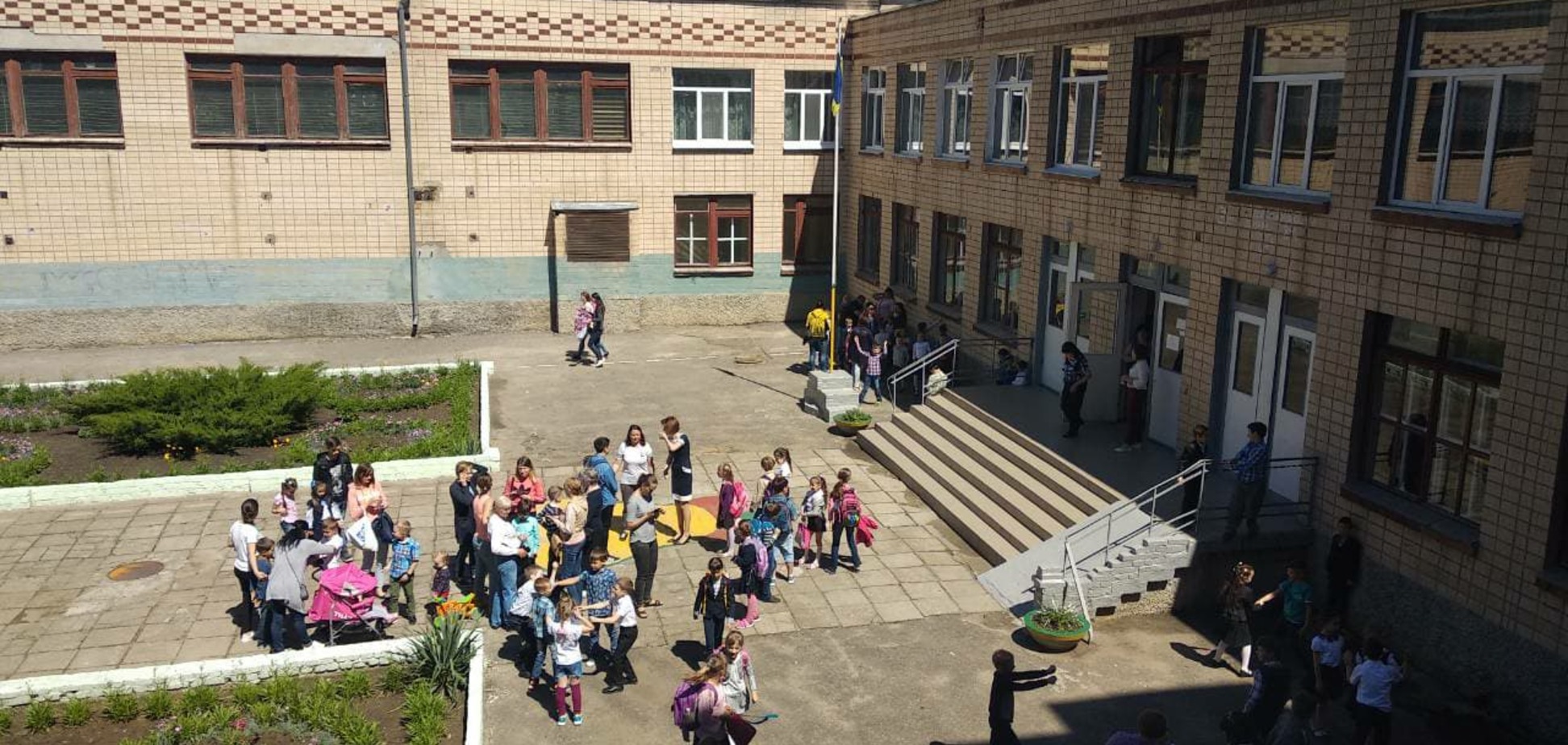Неизвестное вещество в школе: в Николаеве эвакуировали 400 учеников, 36 - в больнице