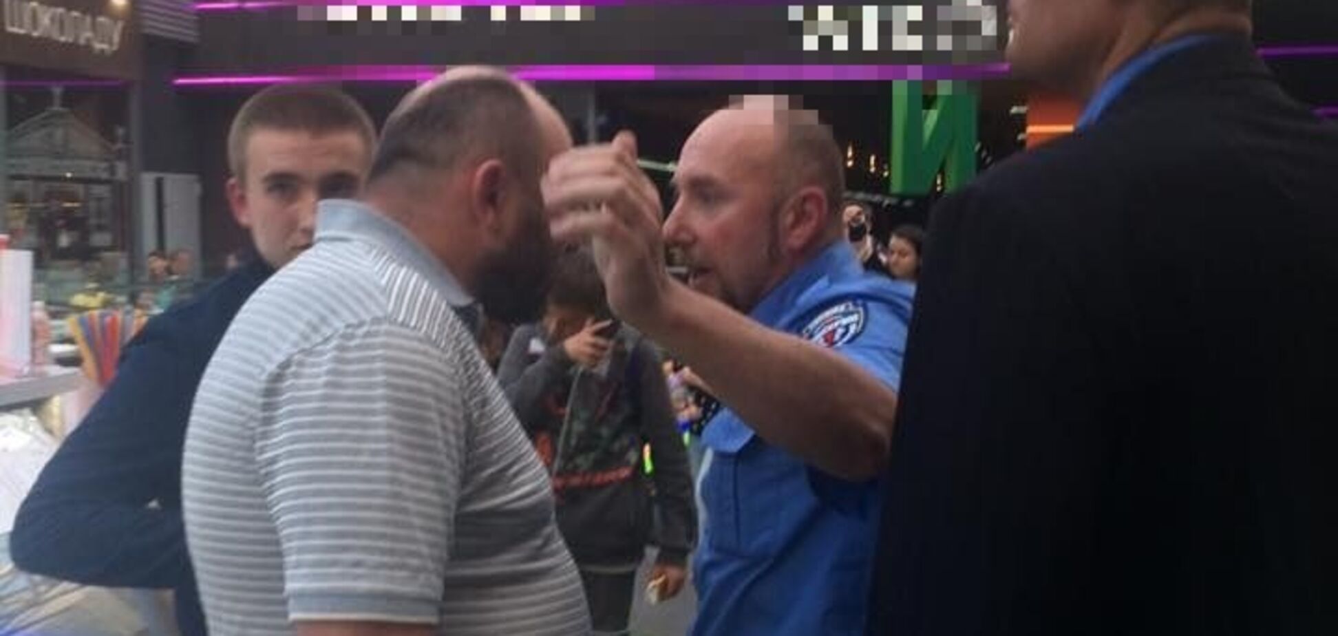 Ругался и бил по печени: в Киеве охранник ТЦ напал на ребенка