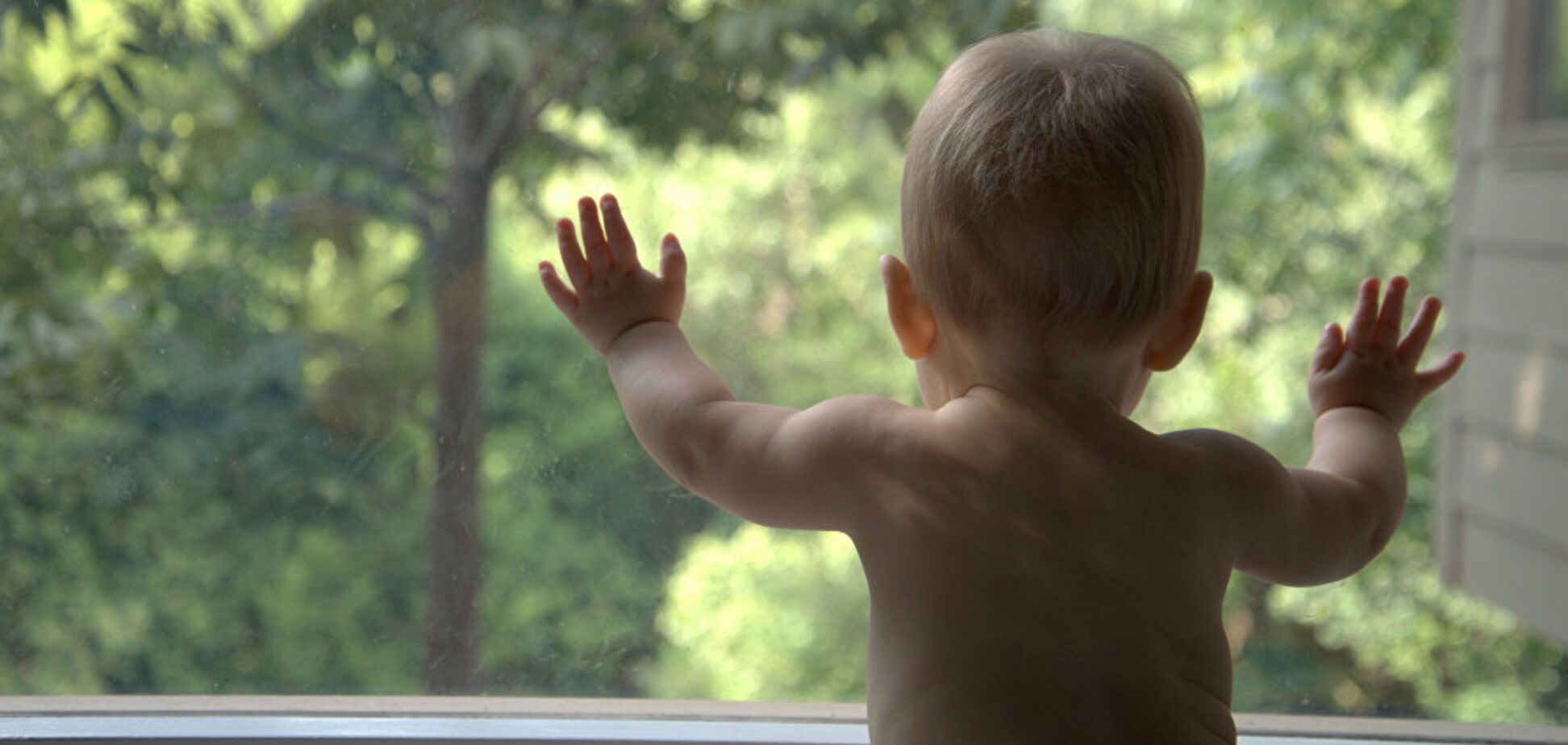 В Киеве маленький ребенок выпал из окна высотки