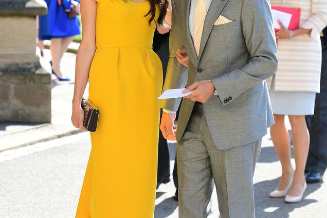 Амаль Клуни появилась на свадьбе принца Гарри в ярком наряде