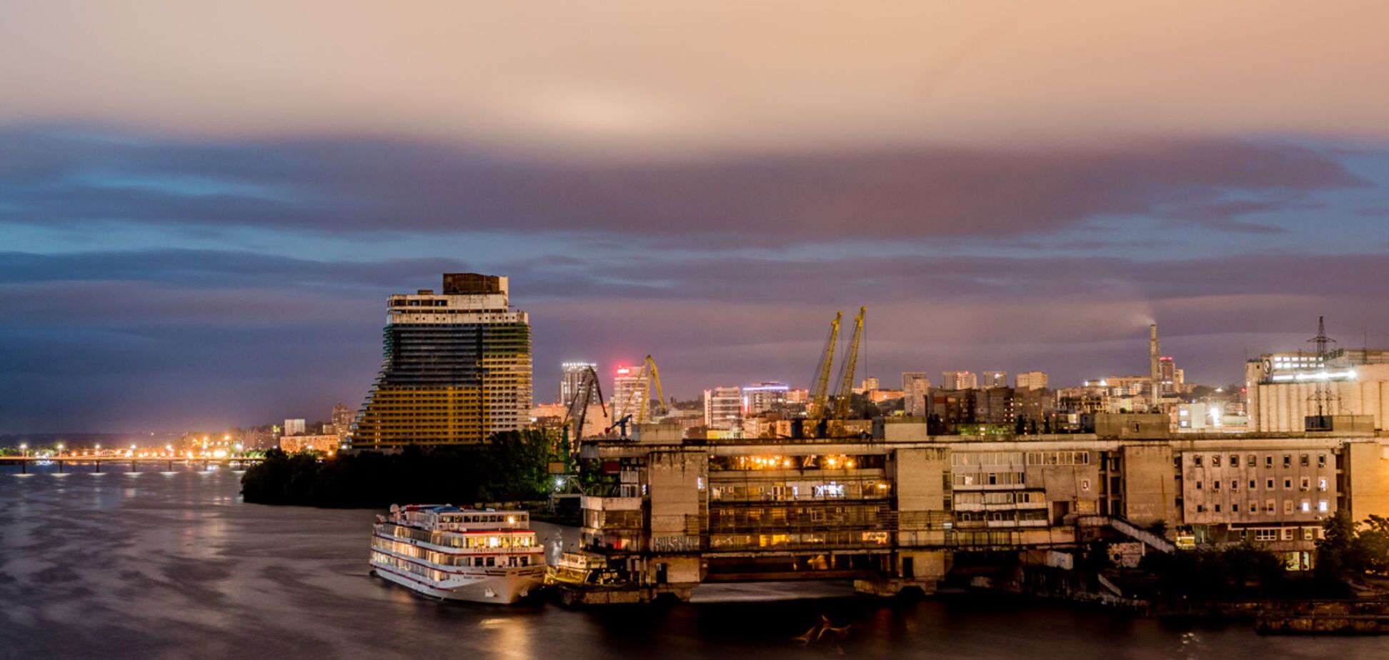 Речной порт Днепра ночью: невероятные фото