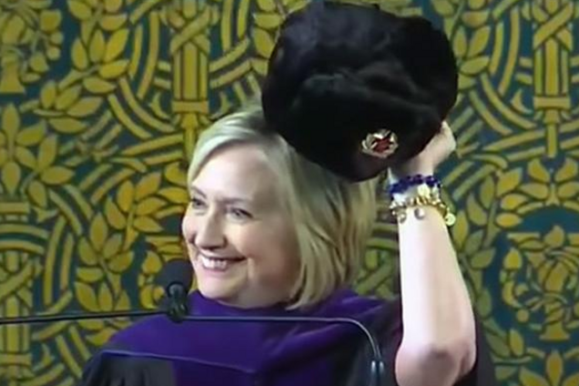 Клинтон нарядилась в русскую шапку-ушанку