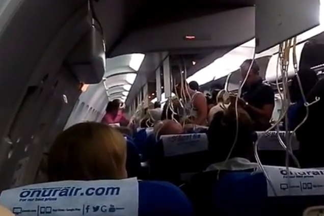 В России в воздухе треснул самолет