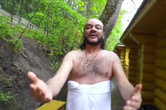 'А кубики где, внутри?' Киркоров сверкнул обнаженным торсом. Видеофакт