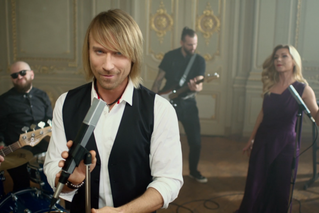 Собрал волосы в хвост и стал принцем: Олег Винник удивил новыми образами