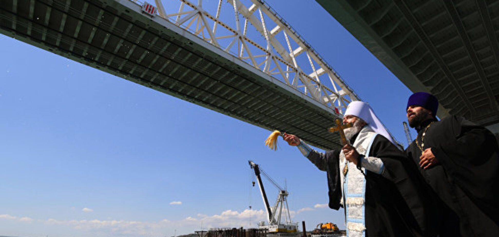 'Без попів ракети не злітають': мережу розвеселив обряд на Кримському мосту