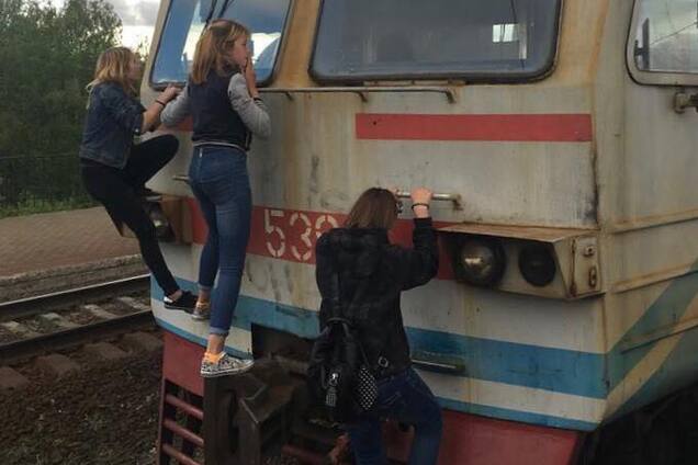 'Дорога в опіковий центр': у Києві підлітки влаштували екстремальні ігри на електричці
