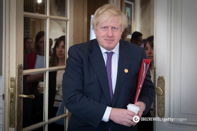 'Я чувствую себя виноватым': премьер Британии в шортах напоил журналистов чаем