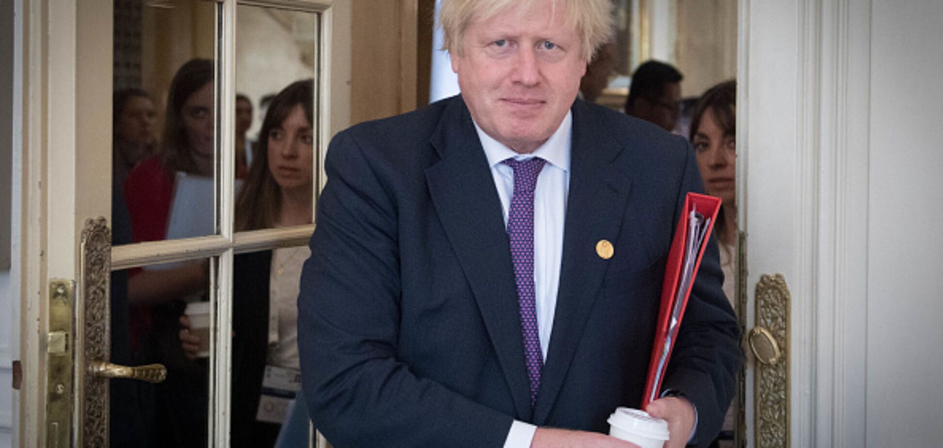'Я відчуваю себе винуватим': прем'єр Британії в шортах напоїв журналістів чаєм