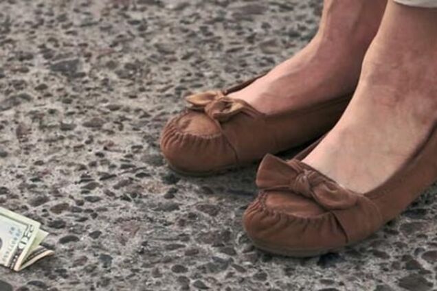 Стерегут у банков и почты: в Киеве раскрыли мошенническую схему