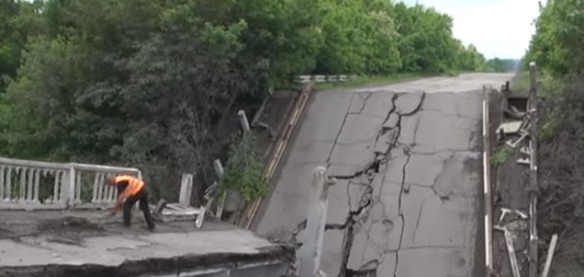 В сети появилось видео 'взорванного' моста на Луганщине