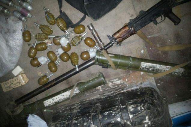 Как солдаты ВСУ вывозят оружие с Донбасса