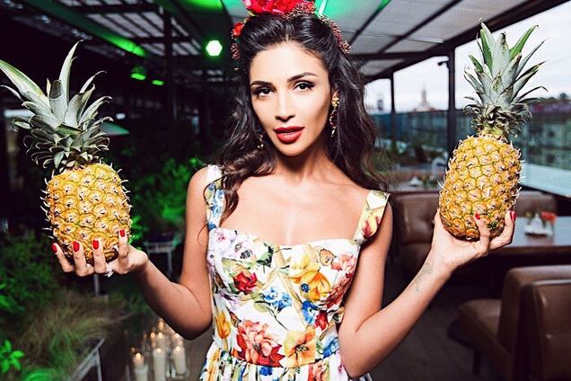 Санта Димопулос отметила день рождения в сарафане за 68 тысяч гривен