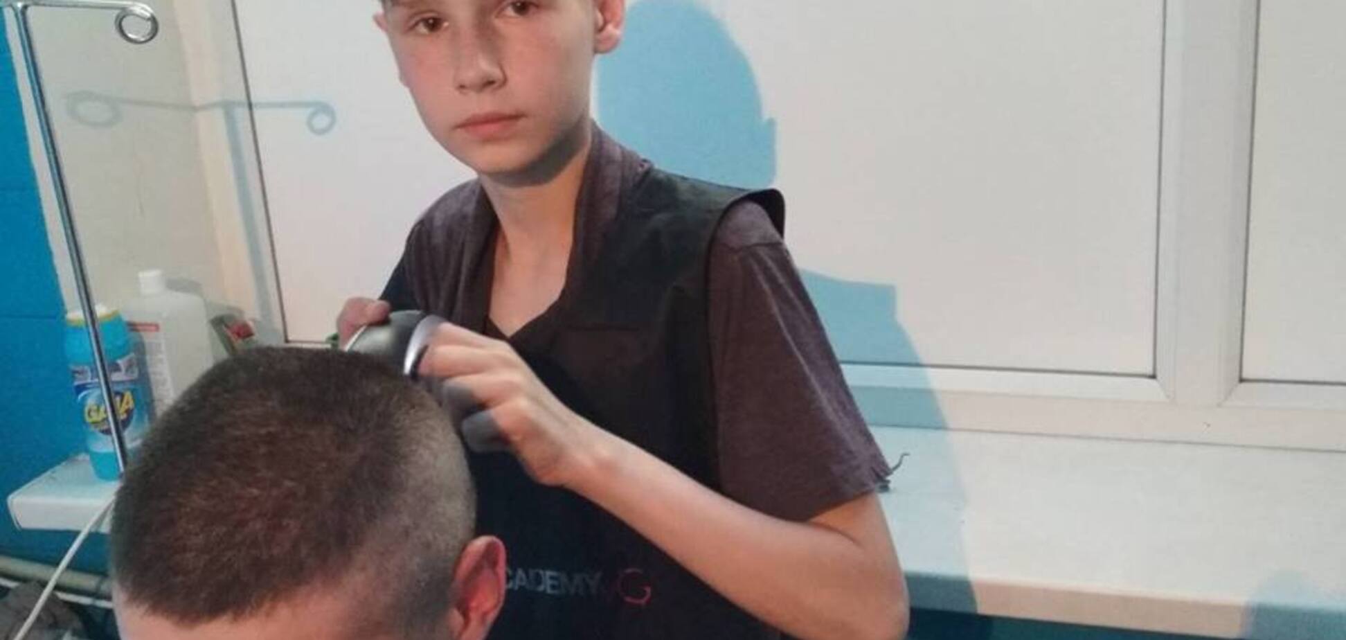 'Вчинок на 100%!' Юний перукар з Маріуполя зворушив військових