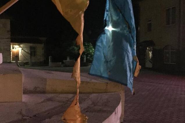 'Хочу жити в Росії': на Львівщині чоловік спалив прапори України