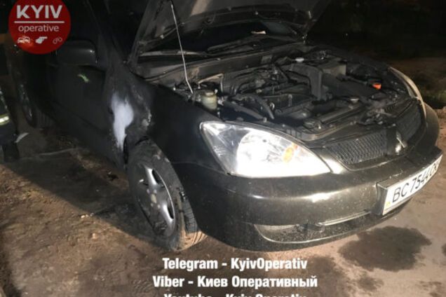 В Киеве подожгли автомобиль журналиста и оставили послание