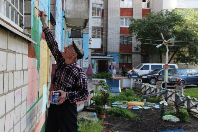 Пенсіонер відтворив древній Львів у дворі будинку