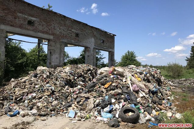 'Очаг инфекций': на Житомирщине нашли мусорный 'подарок' из Львова