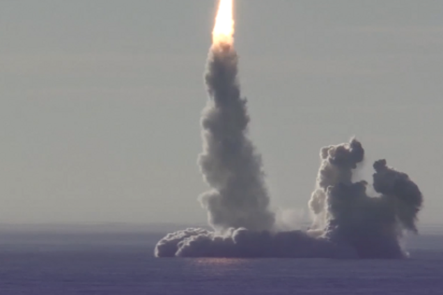 До этого всегда падали: в России похвастались видео запуска плохо летающих ракет 'Булава'