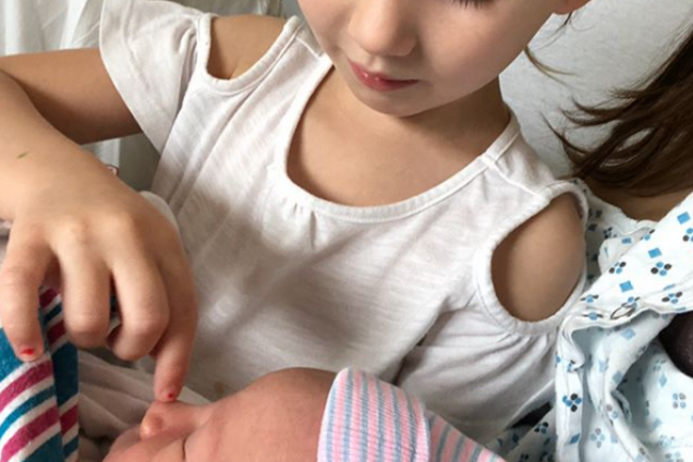 Болдуин в 60 лет стал папой: фото пятого ребенка звезды Голливуда